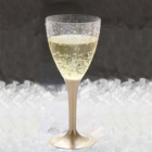 Vīna vai šampanieša glāze ar zeltu kājiņu, 140 ml.. Plastikāta, caurspīdīga 140 ml. .